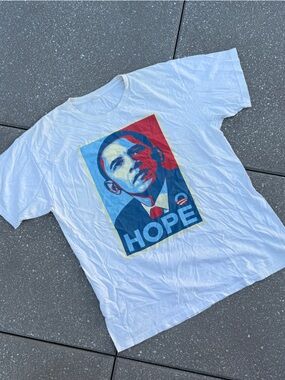 2000s Obama HOPE graphic tee shirt
